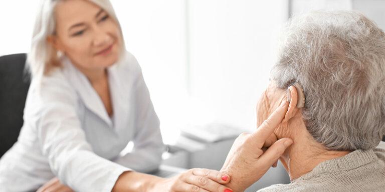 Explaining the advantages of hearing aids to the elderly